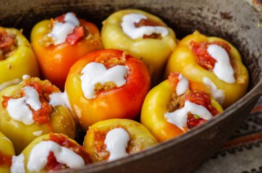 Sebze ve pirinçle doldurulmuş dolma biber.