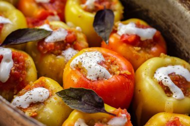 Sebze ve pirinçle doldurulmuş dolma biber.