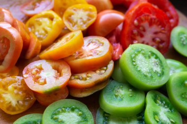 Yemek Geçmişi. Dilimlenmiş sarı, kırmızı ve yeşil domatesler