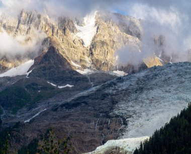 Bulutlardaki Kayalık Dağlar