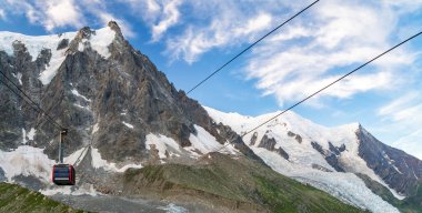 Mont Blanc Massif, Fransa. Chamonix 'den Aiguille d' ye kablolu araba.