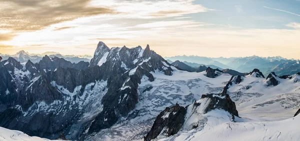 Büyük Jorass 'lar, Mont Blanc' lar, Alplerdeki dağ sıraları. — Stok fotoğraf
