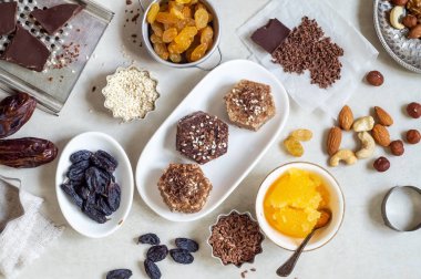 Hurma, fındık, bal ve kuru üzümlerden elde edilen doğal faydalı şekerler. Sağlıklı yemek.