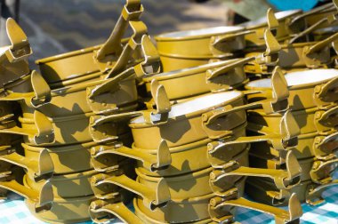 Ordu metal plakaları masanın üzerine yığılmış.