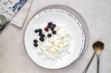 Süzme peynirli ve ekşi kremalı siyah dut.