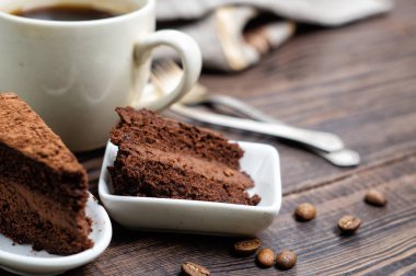 Ev yapımı çikolatalı kek ve bir fincan kahve.
