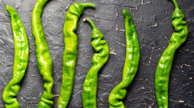 Siyah desenli arka planda yeşil acı biber kabukları