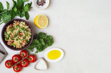 Lübnan geleneksel salata tablosu, bulguru ve malzemeler.
