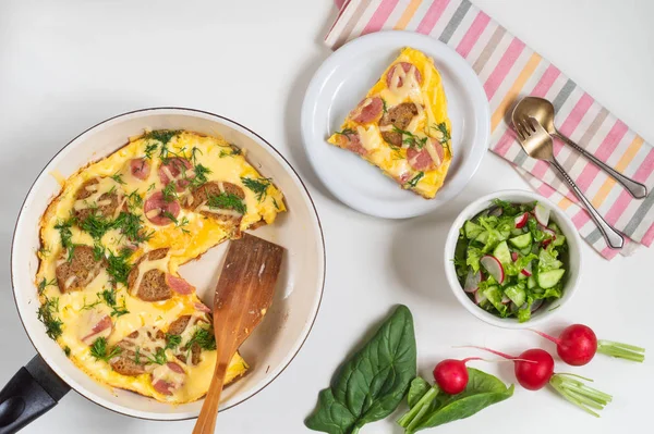 Tortilla con croutons, salchichas, queso y eneldo en una sartén — Foto de Stock