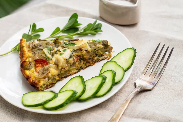 Frittata, tortilla italiana con queso y verduras — Foto de Stock