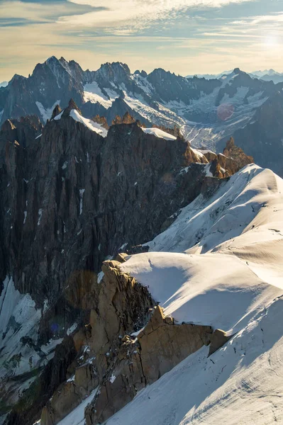 Stâncile stâncoase de munte şi zăpada masivului Mont Blanc. Vedere din A — Fotografie, imagine de stoc