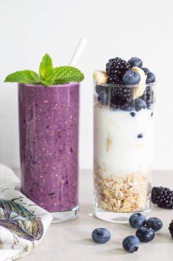 Muz, yaban mersini, böğürtlen, yulaf ezmesi ve yoğurt smoothies bir