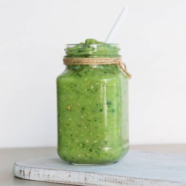 Cam bir kavanozda sebze yeşil yüzlü