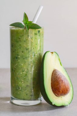 Bir bardak ve yarım avokado yeşil avokado yüzlü