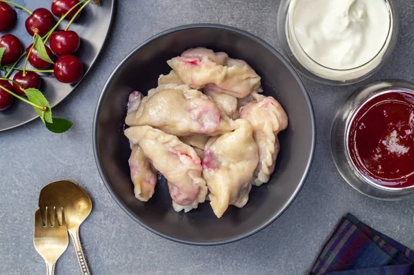 Kirazlı ve ekşi kremalı börek, geleneksel Ukrayna mutfağı.