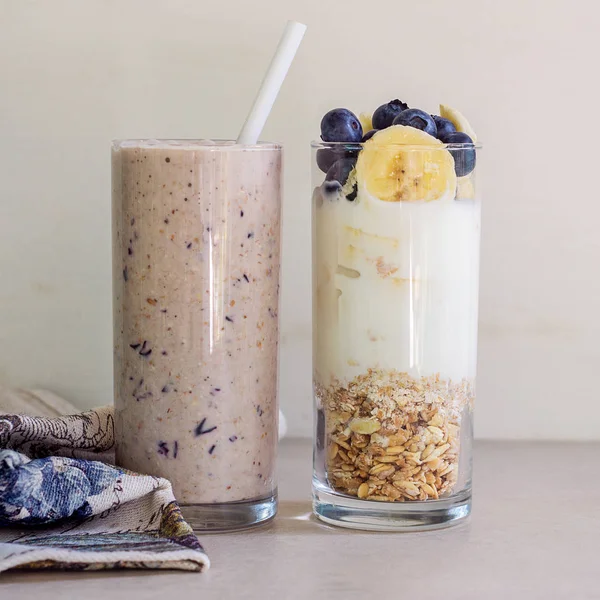 Muz, yaban mersini, yulaf ezmesi, yoğurt suyu ve malzemeler. 