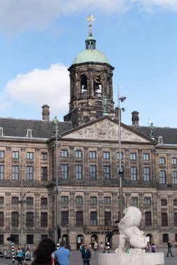 Amsterdam Kraliyet Sarayı cephesi, Hollanda hükümdarlığının üç sarayından biri.
