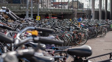 Amsterdam, Hollanda 'da bir otoparkta bir sürü bisiklet var.