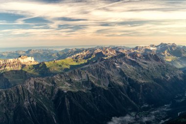 Chamonix Mont Blanc yakınlarındaki Fransız Alpleri 'ndeki dağ sıraları. Aiguille du Midi 'den görüntü