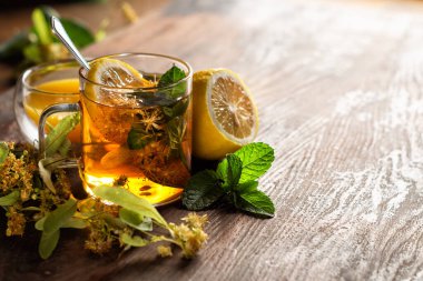 Sıcak ıhlamur çiçeği içeceği, bal ve limon. Isınma ve iyileştirme