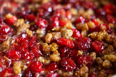 Kiraz ve beyaz dut reçeli pişiriyorum. Arkaplan