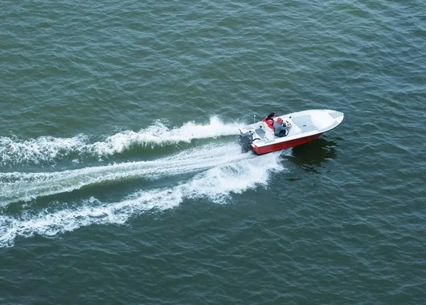 Barco Motor Navega Rápidamente Través Del Mar Dejando Olas Agua — Foto de Stock