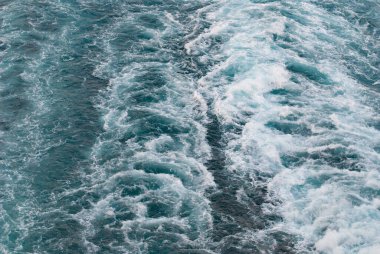 Mavi sularda fırtınalı yol