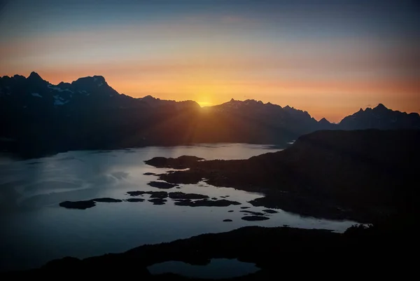 Gece Yarısı Güneşleri Dağların Denizin Üzerinden Lofoten Norveç — Stok fotoğraf