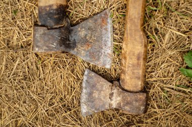 Samanlıkta iki yaşlı balta. Yakın plan.