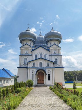 Ukrayna kırsalındaki geleneksel Ortodoks mimari kilisesi