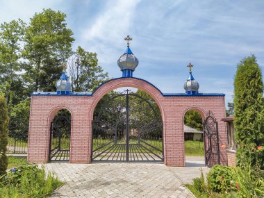 Geleneksel mimari ortodoks kilisesi Ukrayna 'nın avlusunun kapısı.