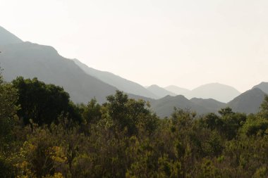 Karadağ 'ın puslu bir dağ silsilesinin manzarası
