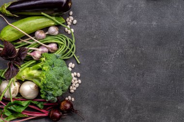 Sebzeli patlıcan, kabak, yeşil fasulye ve brokoli vitamini seti.