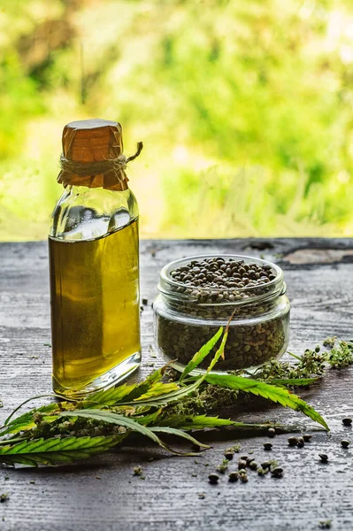 Hanfölflasche Cannabispflanze Und Samen Glas Auf Holztisch Konzept Für Hanfprodukte — Stockfoto