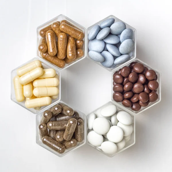 Varias Cápsulas Pastillas Con Suplementos Dietéticos Medicamentos Frascos Hexagonales Son Imagen De Stock