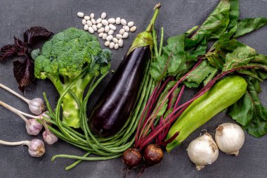 Sebzeli patlıcan, kabak, yeşil fasulye ve brokoli vitamini seti.