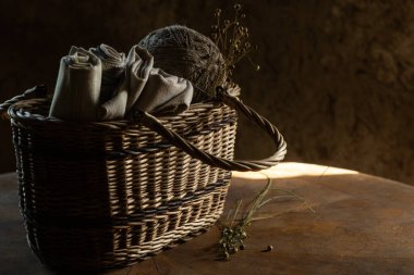 Flax ürünleri. Keten kumaş, iplikler ve sepetteki kuru keten bitkiler. Retro biçimi