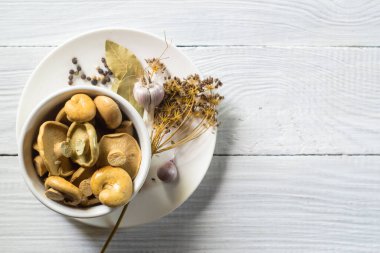 Pişirmek için tuzlu ya da turşulu beyaz süt mantarı, dereotu, defne yaprağı ve sarımsak. Geleneksel Rus lezzeti