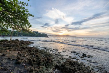 Puerto Viejo plajında gün batımı, Kosta Rika