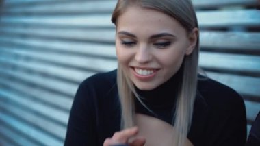 Sokakta poz veren kız