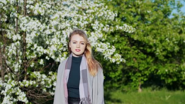 Retrato de mujer joven y encantadora en flores de primavera — Vídeos de Stock