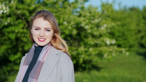 Portrait de jeune belle femme en fleurs de printemps — Video