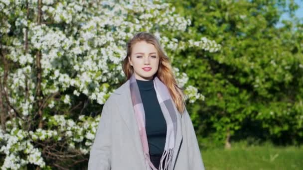 Portrait de jeune belle femme en fleurs de printemps — Video