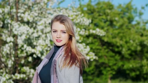 春の花の若い女性の肖像画 — ストック動画