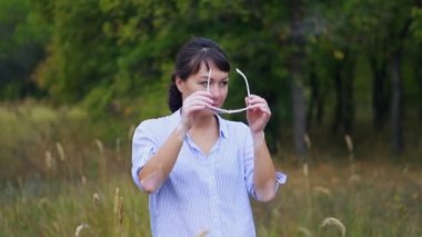 İç mekanda melanin kaybına yol açan cilt rahatsızlığı olan güzel Avrupalı genç bir kadının arka plan görüntüsü. Siyah kolsuz tişörtlü zayıf kadın model vitiligo bozukluğundan muzdarip.