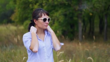 İç mekanda melanin kaybına yol açan cilt rahatsızlığı olan güzel Avrupalı genç bir kadının arka plan görüntüsü. Siyah kolsuz tişörtlü zayıf kadın model vitiligo bozukluğundan muzdarip.