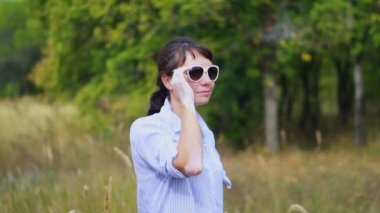 İç mekanda melanin kaybına yol açan cilt rahatsızlığı olan güzel Avrupalı genç bir kadının arka plan görüntüsü. Siyah kolsuz tişörtlü zayıf kadın model vitiligo bozukluğundan muzdarip.