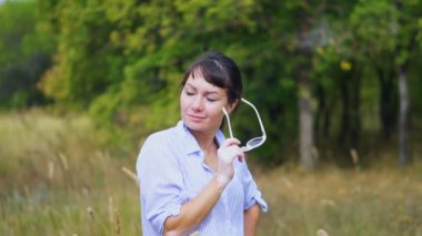 İç mekanda melanin kaybına yol açan cilt rahatsızlığı olan güzel Avrupalı genç bir kadının arka plan görüntüsü. Siyah kolsuz tişörtlü zayıf kadın model vitiligo bozukluğundan muzdarip.