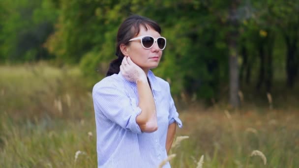 Vue arrière recadrée de belle jeune femme européenne avec l'état de la peau qui provoque la perte de mélanine posant à l'intérieur. Modèle mince femme mince en débardeur noir souffrant de trouble vitiligo — Video