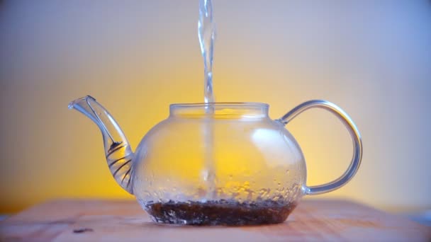 Чай наливают в стеклянную чашку чая hd — стоковое видео